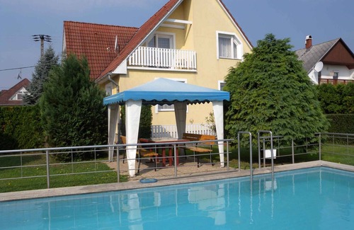 Felsopahok Apartment | Holiday apartment with gazebo and pool