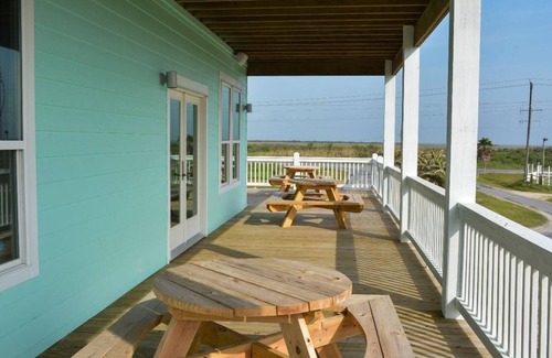 Crystal Beach Cabin | Holiday Beach Sunset - amazing "island breeze getaway" weekday & off-peak rates!