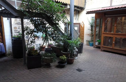 Endingen am Kaiserstuhl Apartment | Holiday Apartment 'Schwär' with Shared Terrace, Wi-Fi and Air Conditioning