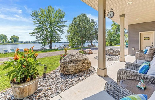 Lindstrom Cabin | Holiday Decor|Lakefront Cabin|Firepit|Game
