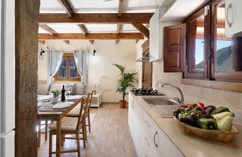 El Roque House | Holiday Home 'Villa La Casita' with Mountain View, Private Garden and Wi-Fi