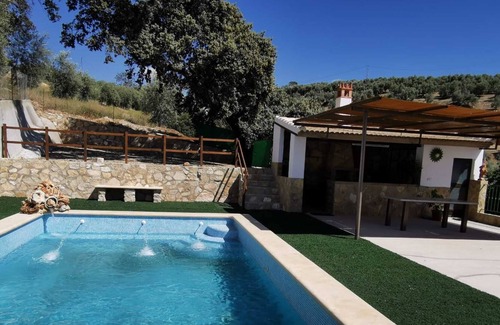 Villanueva de Algaidas House | Holiday Home 'Casa La Pedriza Para 8' with Mountain View, Shared Pool and Wi-Fi