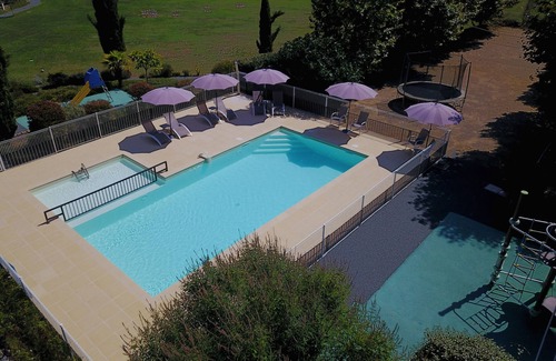 Castelnaud-la-Chapelle House | Holiday Home 'Hyacinthe' with Shared Pool, Wi-Fi and Air Conditioning