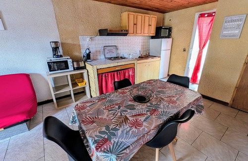 Roquefort-des-Corbieres House | Holiday Home 'La Capelle 4 Persons 876' with Shared Pool, Wi-Fi and Air Conditioning