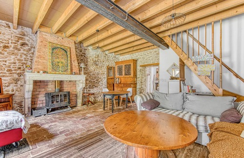 Saint-Germain-dEsteuil House | Holiday Home 'D'Amélie' with Shared Terrace, Shared Garden and Wi-Fi