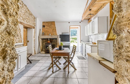 Saint-Germain-dEsteuil House | Holiday Home 'D'Amélie' with Shared Terrace, Shared Garden and Wi-Fi