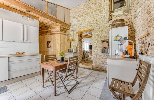 Saint-Germain-dEsteuil House | Holiday Home 'D'Amélie' with Shared Terrace, Shared Garden and Wi-Fi