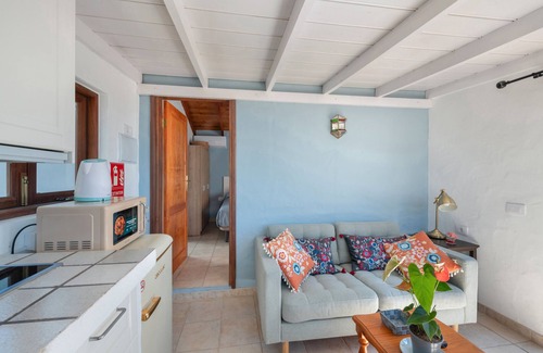 Los Llanos de Aridane Apartment | Holiday Home 'Las Perseidas' with Mountain View, Wi-Fi and Air Conditioning