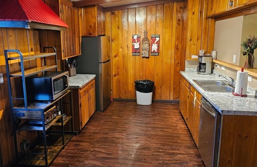 Mammoth Lakes Hotel | Holiday Haus Motel