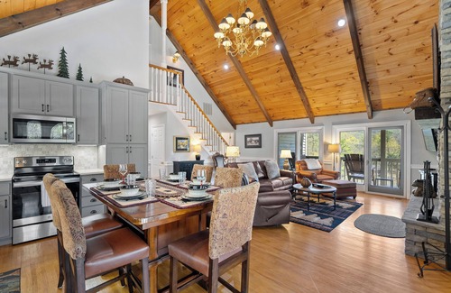 Gatlinburg - Pigeon Forge House | Holiday Haven for Families! Pool Table, 2 Living Rooms & Smoky Mountain Views