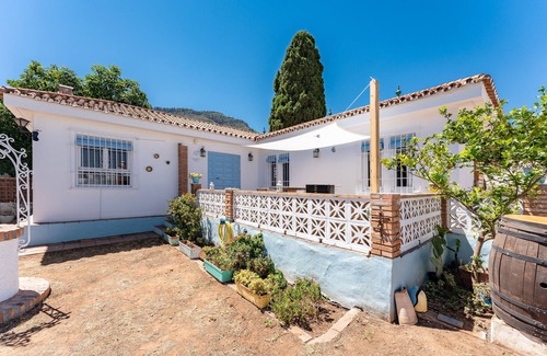 Alhaurin de la Torre House | Holiday Home 'Villa Namaste' with Mountain Views, Wi-Fi and Air Conditioning