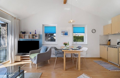 Waggershausen House | Holiday Home 'Gerster' with Lake View, Shared Garden and Wi-Fi