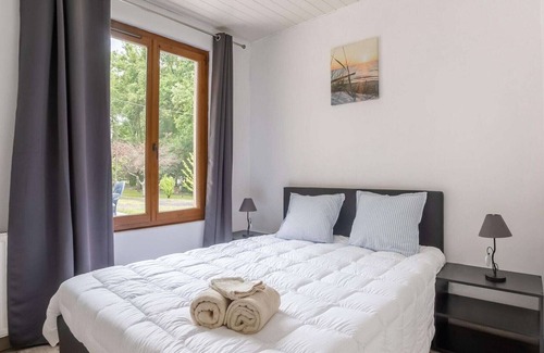 Villeneuve-sur-Lot House | Holiday Home with Roofed Swimming Pool