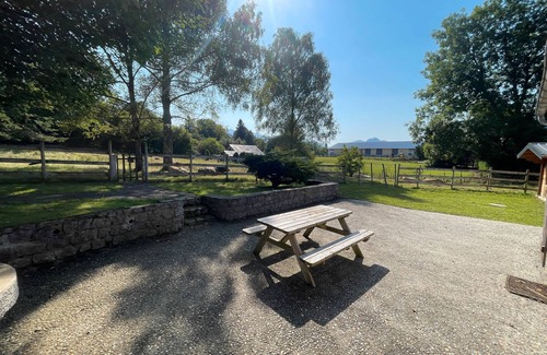 Castet House | Holiday Home 'Ancienne Bergerie' with Mountain View, Shared Terrace and Private Garden