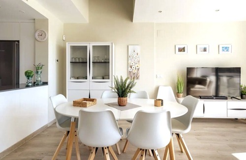 Fuengirola House | Holiday Home 'Beach Terraced House Close Town' with Sea View, Wi-Fi and Air Conditioning