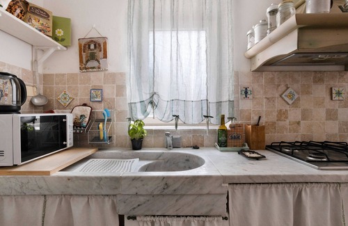 Sarzana Villa | Holiday Home 'Between 5 Terre and Versilia' with Shared Garden, Wi-Fi and Air Conditioning