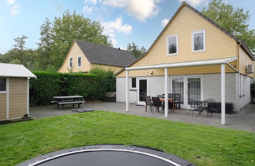 Wemeldinge House | Holiday home: Bubbles, Bounce and Relax