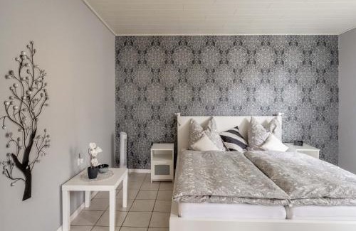 Dhron Apartment | Holiday Home by Mosel with Garden View, cleaning included