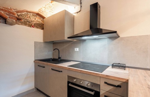 Ponte Buggianese House | Holiday Home 'Casa Giovanna' with Private Garden and Wi-Fi