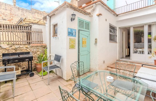 Palafrugell House | Holiday Home 'Ca L' Anton' with Private Terrace, Wi-Fi and Air Conditioning