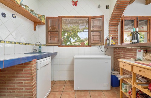 Canillas de Aceituno House | Holiday Home 'Casa del Río' with Mountain View & Pool