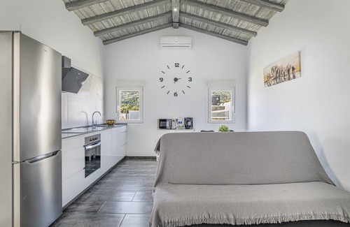 San Ambrosio House | Holiday Home 'Casa El Elefante' with Heated Pool, Wi-Fi and Air Conditioning