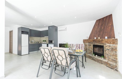 Empuriabrava House | Holiday Home "Casa Renovada centro empuriabrava" with Terrace & Wi-Fi