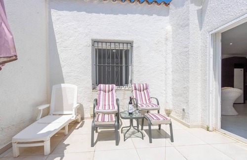 Empuriabrava House | Holiday Home "Casa Renovada centro empuriabrava" with Terrace & Wi-Fi