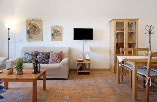 Alojera House | Holiday Home Casa María Alojera with Sea View, Balcony & Wi-Fi