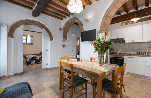 Poggiarello House | Holiday Home 'Casa Ernesto - Porzione Di Colonica' with Private Garden and Wi-Fi