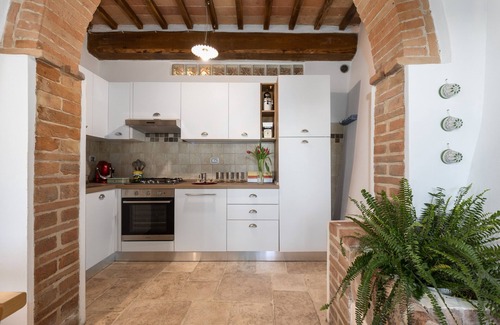 Poggiarello House | Holiday Home 'Casa Ernesto - Porzione Di Colonica' with Private Garden and Wi-Fi