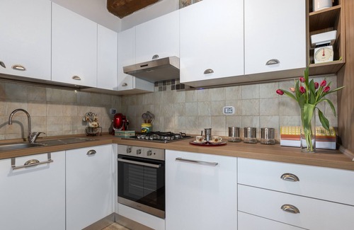 Poggiarello House | Holiday Home 'Casa Ernesto - Porzione Di Colonica' with Private Garden and Wi-Fi