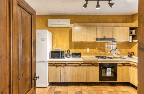 Peratallada House | Holiday Home 'Casa Peratallada' with Wi-Fi and Air Conditioning