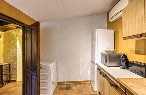 Peratallada House | Holiday Home 'Casa Peratallada' with Wi-Fi and Air Conditioning