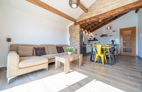 Deltebre House | Holiday Home Casa rural Maño with Shared Pool and Garden