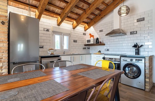 Deltebre House | Holiday Home Casa rural Maño with Shared Pool and Garden