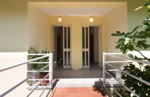 Iscra e Voes House | Holiday Home 'Casa Vacanza Sa Petra Ruja B' with Sea View, Balcony and Air Conditioning