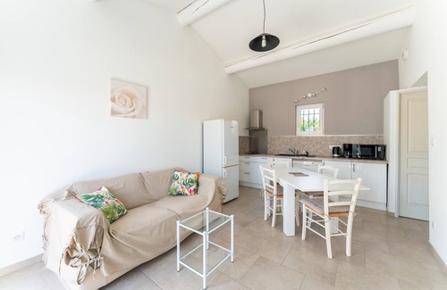 Aubignan House | Holiday Home 'Céline' with Private Pool, Wi-Fi and Air Conditioning