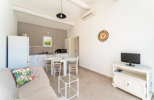 Aubignan House | Holiday Home 'Céline' with Private Pool, Wi-Fi and Air Conditioning