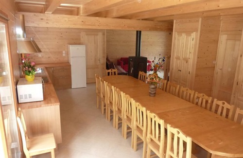 Les Orres Ski Chalet | Holiday Home 'Chalet Bellevue' with Mountain View, Shared Pool and Wi-Fi