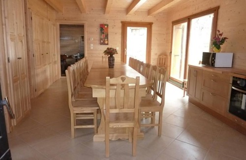 Les Orres Ski Chalet | Holiday Home 'Chalet Bellevue' with Mountain View, Shared Pool and Wi-Fi