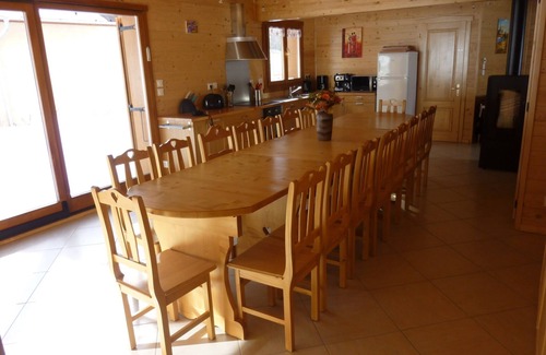 Les Orres Ski Chalet | Holiday Home 'Chalet Bellevue' with Mountain View, Shared Pool and Wi-Fi