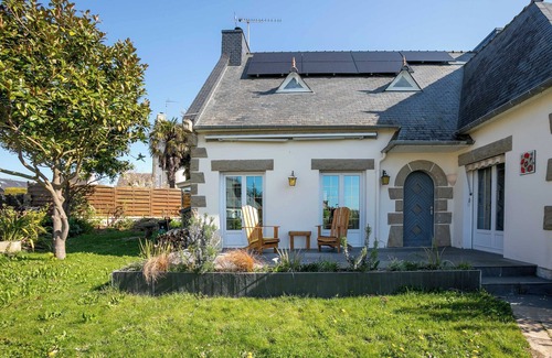 Plerin House | Holiday Home 'Charmante Maison' with Terrace, Private Garden and Wi-Fi