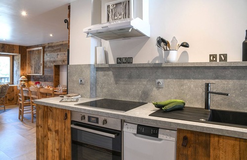 Aillon-le-Jerune House | Holiday Home 'Ciméléon Bas' with Mountain View, Private Terrace and Wi-Fi