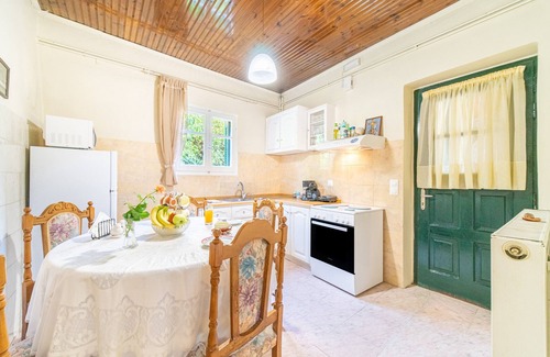 Corfu Town House | Holiday Home "Corfu House in River" with Garden & Wi-Fi