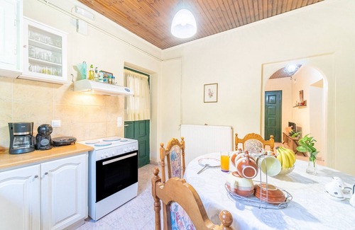 Corfu Town House | Holiday Home "Corfu House in River" with Garden & Wi-Fi