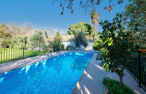 Orgiva House | Holiday Home 'Cortijo Cabra Montés' with Mountain View, Wi-Fi and Air Conditioning