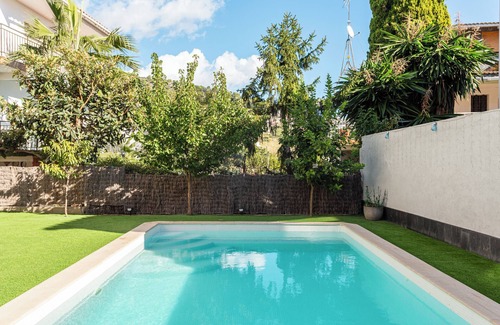 Pineda de Mar Apartment | Holiday Home 'Durero' with Mountain View, Wi-Fi and Air Conditioning