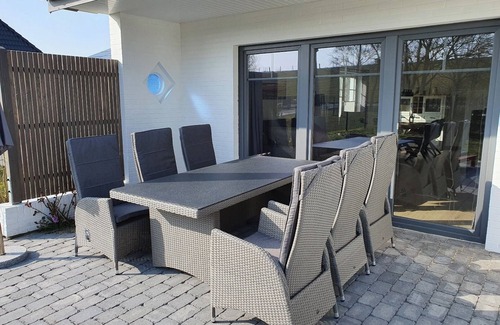 Pellworm House | Holiday Home 'Ferienhaus Meerblick' with Sea View, Private Terrace and Wi-Fi