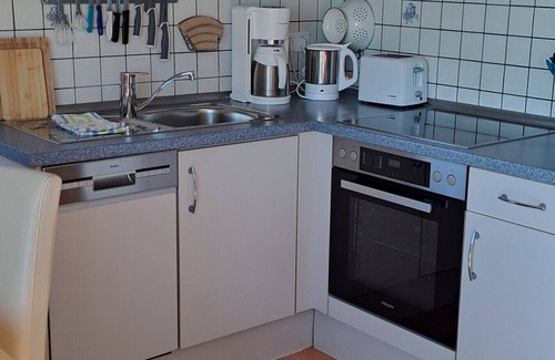 Pellworm House | Holiday Home 'Ferienhaus Heverstrom' with Shared Garden and Wi-Fi